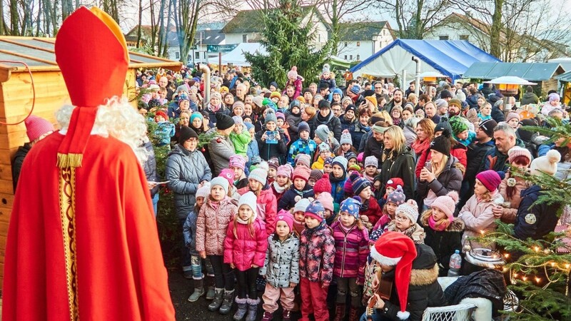 Mit großen und leuchtenden Augen wurde der Heilige Bischof Nikolaus von den Kindergartenkindern mit ihren Liedern erwartet.