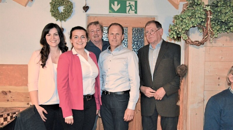 Referentin Elisabeth Fuß zusammen mit dem CSU-Vorstand mit Lisa Gerhart, Johann Weiher, Leonhard Berger und Sebastian Schlachtbauer (v. l.).
