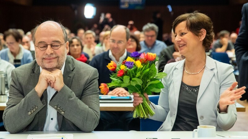 Vielen Dank für die Blumen, vielen Dank, wie lieb von Dir: Grünen-Landesvorsitzende Sigi Hagl beglückwünscht Eike Hallitzky beim Landesparteitag zu seiner Wiederwahl als zweiter Landesvorsitzender.