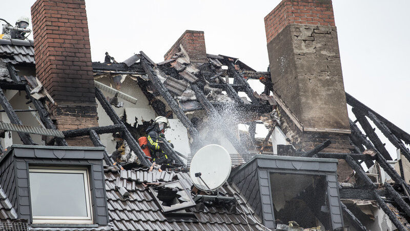 Feuerwehrleute arbeiten am 17.05.2016 in Duisburg (Nordrhein-Westfalen) in einem ausgebrannten Wohnhaus. Bei dem Brand in dem Wohnhaus im Stadtteil Meiderich sind am Dienstagmorgen zwei Menschen ums Leben gekommen, mehr als 30 weitere sollen verletzt worden sein. Das Feuer war aus noch nicht geklärter Ursache ausgebrochen.