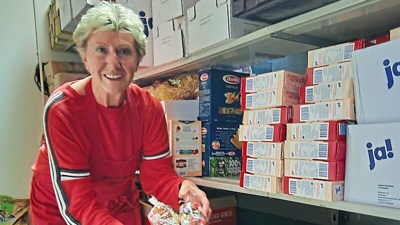 Gerti Weinzierl organisiert die Rottenburger Tafel. Von Spendengeldern kauft sie vor allem Waren, die lange halten oder für Weihnachten Süßigkeiten, die dann verteilt werden.