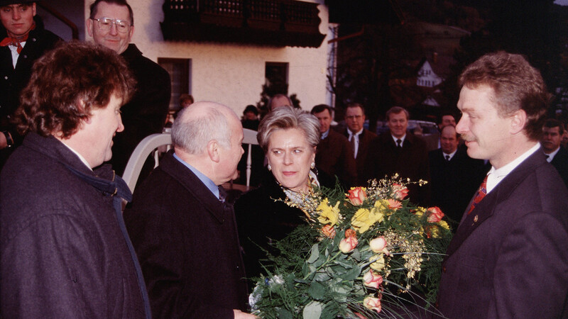 Ernst Hinsken und seine Frau Renate mit dem damaligen Haibacher Bürgermeister Alois Rainer (rechts) beim Empfang in Haibach als Staatssekretär und der Verleihung der Ehrenbürgerwürde.