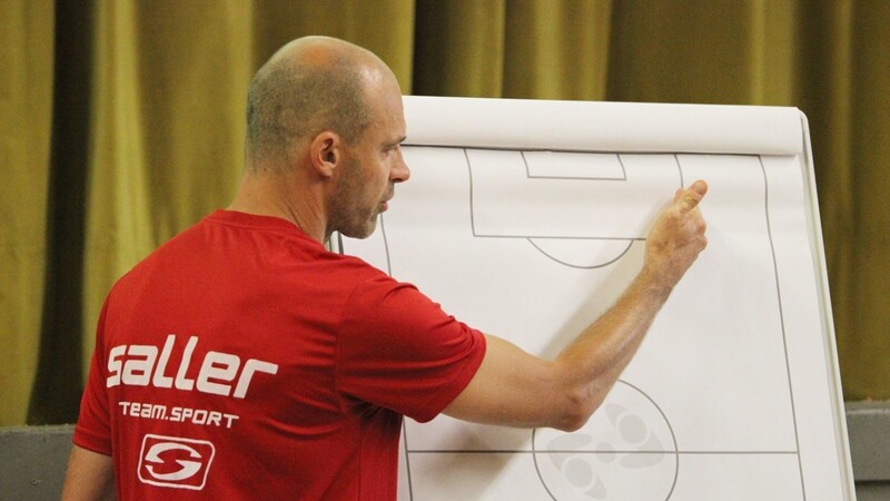 Jahn-Coach Alexander Schmidthat derzeit viel zu analysieren. Derzeit läuft es so gar nicht beim SSV Jahn Regensburg. (Foto: Fabian Roßmann)