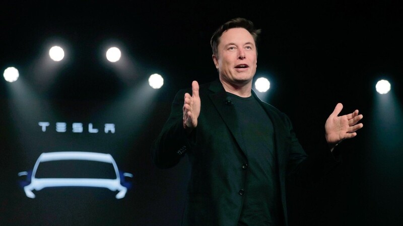Tesla-Chef Elon Musk spricht vor der Enthüllung des Modell Y in Teslas Designstudio im US-Bundesstaat Kalifornien.
