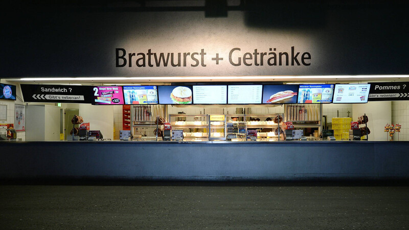 Wer in der Münchner Allianz Arena ein Bier und eine Brastwurstsemmel kaufen will, muss bundesligaweit am meisten bezahlen.