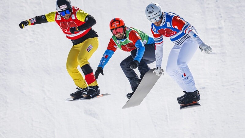 Drei Podestplätze in vier Rennen: So lautet die Bilanz von Snowboardcrosser Martin Nörl (links) in diesem Winter. Bei der WM geht der Adlkofener damit als Favorit ins Rennen.
