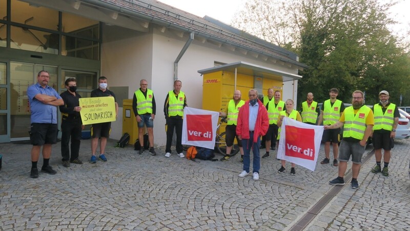 Die Viechtacher Angestellten der Deutschen Post zusammen mit Streikleiter Anton Hirtreiter von Verdi (Mitte). Links die verbeamteten Kollegen, die sich solidarisch zeigten, aber wie üblich ihren Dienst verrichteten.