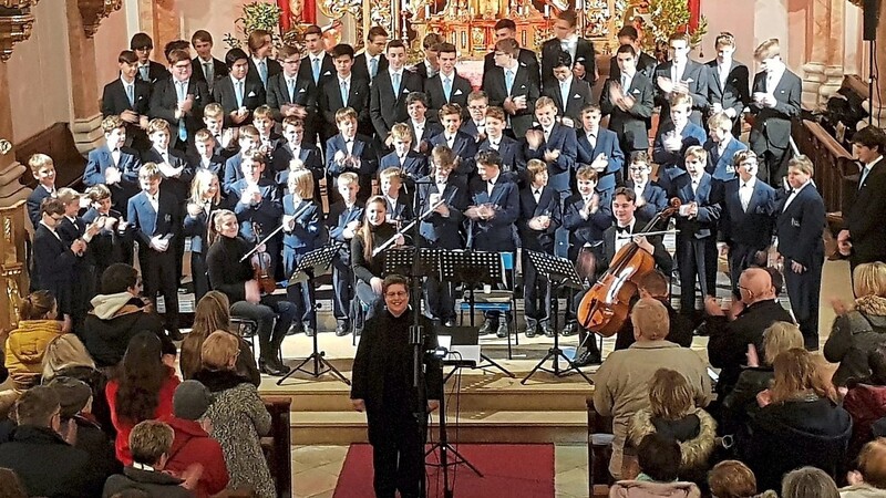 Die Domspatzen mit Leiterin Kathrin Giehl und die Instrumentalisten begeisterten das Publikum in der Pfarrkirche "St. Vitus".
