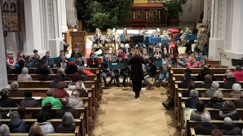 Das Jugendblasorchester spielte in der gut gefüllten Pfarrkirche zum Adventskonzert auf.