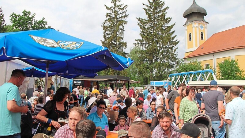 Bester Besuch ist dem Pfingstfest in Hetzenbach auch dank des weiß-blauen Wetters beschert. Die Besucher genießen das Beisammensein.
