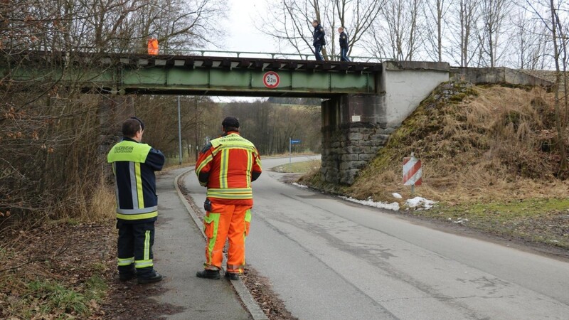 Die Bahnbrücke wurde untersucht, Beschädigungen jedoch nicht festgestellt.