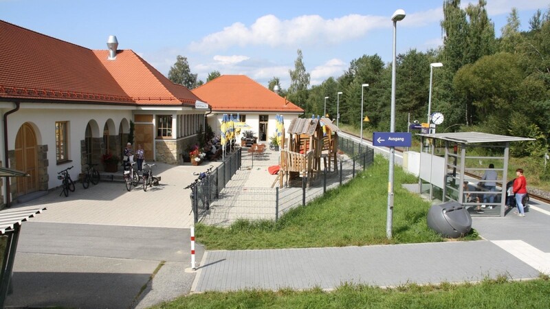 Heute ist der Miltacher Bahnhof ein gastronomischer Betrieb: das Café Waffel.