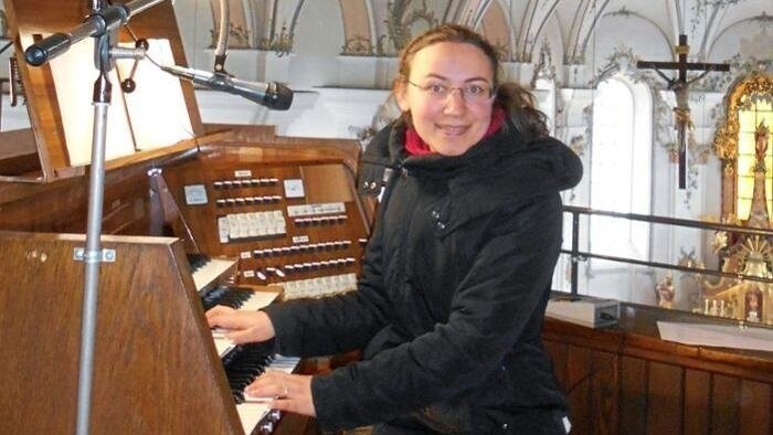 Daniela Linkmann an der Orgel in der Viechtacher Stadtpfarrkirche. Die wird die junge Mutter sicher vermissen.