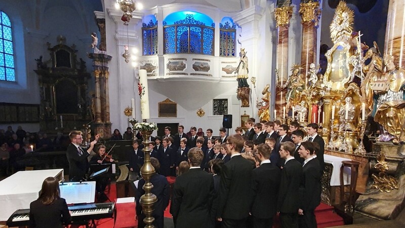 Hochkarätigen Gesang mit grandioser musikalischer Begleitung boten die Regensburger Domspatzen beim Advents- und Weihnachtskonzert in der Wallfahrtskirche "Mariä Geburt".