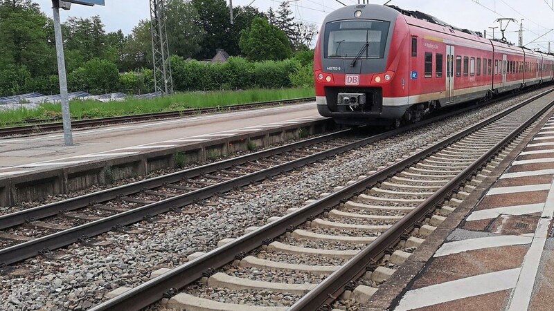 Die Lärmsanierung an der Bahnstrecke Passau-Obertraubling ist bereits 2004 angestoßen worden. Nun soll 2022 der Bau der Lärmschutzwände im Bereich Osterhofen erfolgen.