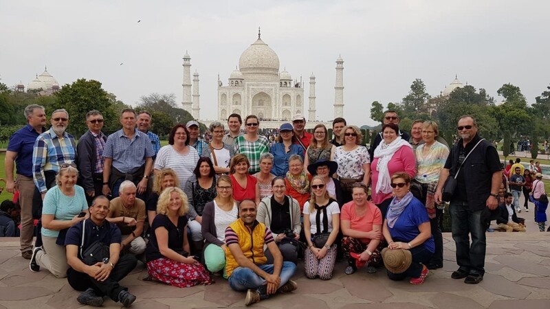 Die Reisegesellschaft mit dem Reiseleiter vor dem Taj Mahal, ein Muss für jeden Nordindien-Besucher.
