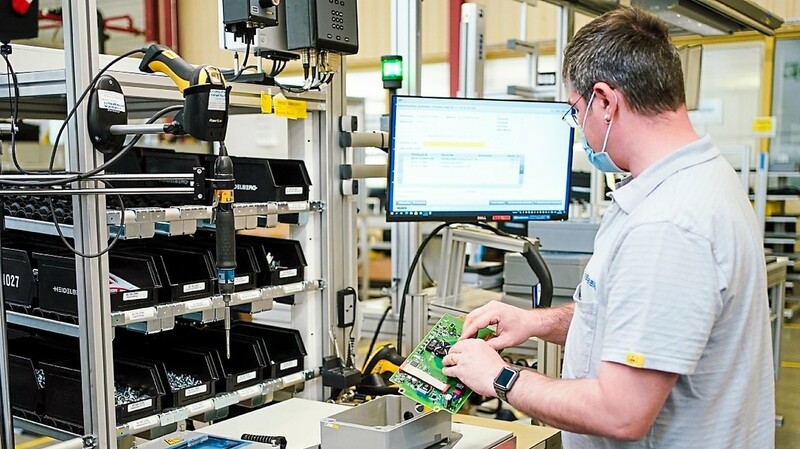 Ein Mitarbeiter montiert im Stammwerk eines Maschinenbauers ein Ladegerät. In der Branche werden, ebenso wie in vielen anderen, derzeit händeringend Fachkräfte gesucht.