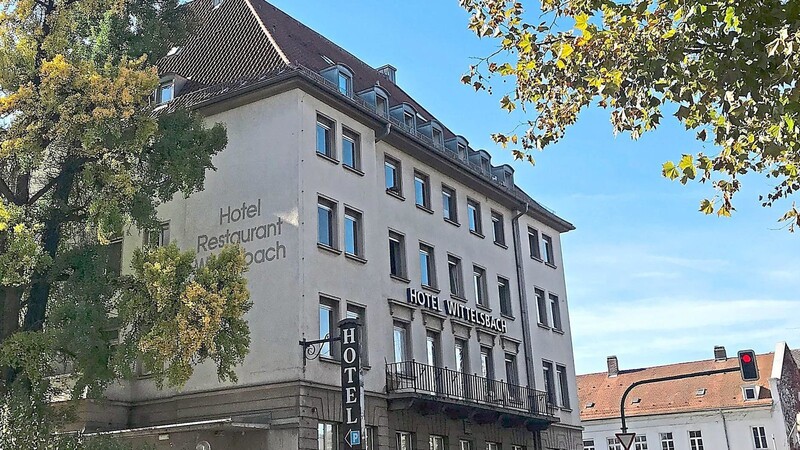 Die Gemeinschaftsunterkunft Straubing-Mitte im ehemaligen Hotel Wittelsbach am Stadtgraben. Die Regierung hat das Gebäude bis 2026 gemietet.