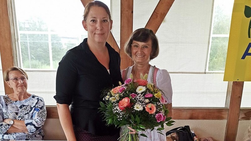"Überall im Kindergarten sind Brigittes Spuren", sagte Vize-Bürgermeisterin Kathrin Amberger (li.) in ihrer Laudatio, und dankte der scheidenden Leiterin im Namen der Gemeinde Grafenwiesen.