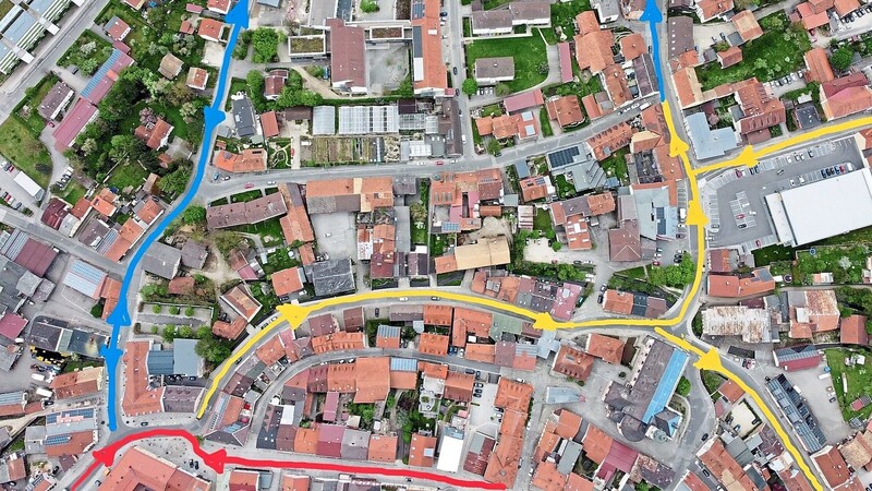 So könnte die neue Verkehrsführung aussehen: Die Lorenz-Zierl-Straße (gelb) wird vom Bayplatz bis zur Einmündung Bräuhausstraße zur Einbahnstraße. Der Verkehr in Richtung Eschlkamer Straße läuft dann über die Josef-Heigl-Straße, die Michael-Datzl-Straße und die Bräuhausstraße zum Bayplatz (blau). Die Zufahrt vom Bayplatz zum Stadtplatz - und umgekehrt - bleibt unverändert (rot).