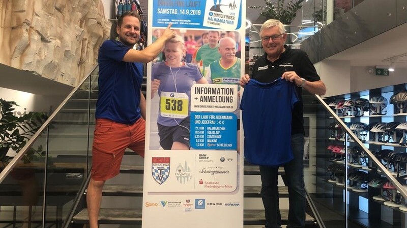 Präsentierten das Läufershirt des diesjährigen Halbmarathons: TVD-Vorstand Toni Kiebler (rechts) sowie Ludwig Schwinghammer