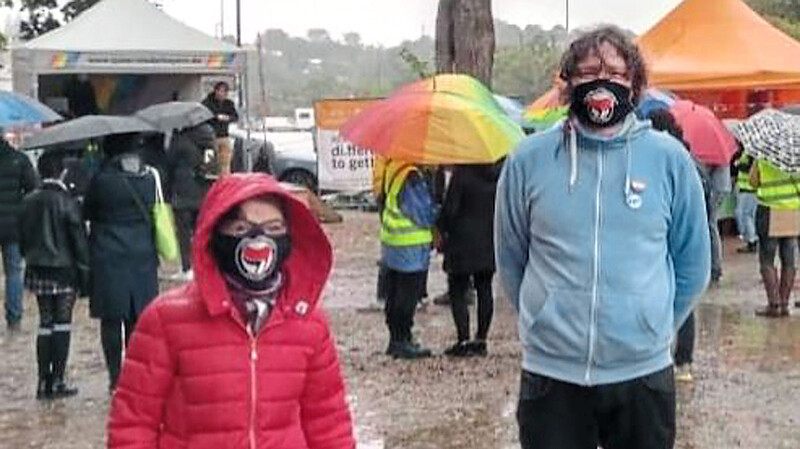 SPD-Fraktionsvorsitzende Anja König und Mut-Stadtrat Falk Bräcklein trugen ihre Antifa-Masken auch beim Christopher Street Day am Samstag.