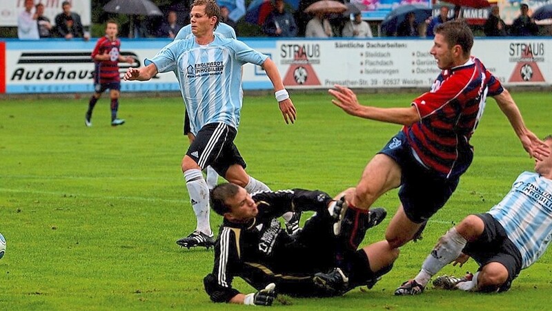 Eine unvergessliche Zeit als Fußballer erlebte Philipp Zacher (rot-blaues Trikot) unter anderem beim 1. FC Bad Kötzting. In dieser Saison strebt er als Spielertrainer des SV Deggenau den Aufstieg in die Kreisklasse an.