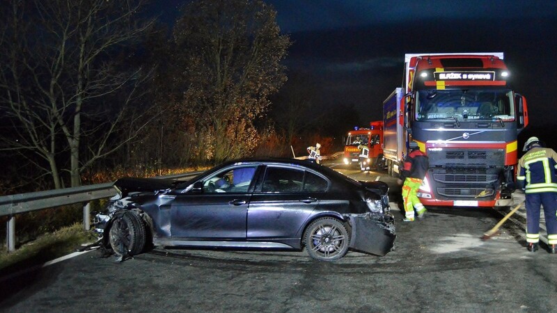 Der Fahrer eines BMW hat am Dienstagabend beim Überholen einen Vordermann abgeschossen. Bilanz: vier Verletzte und 30.000 Euro Schaden.