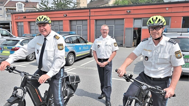 Die Führungsriege der Verkehrspolizei beim Testen der neuen E-Bikes: Chef Markus Völkl (M.) mit Reinhold Meier (l.) und Frank Schlenz.