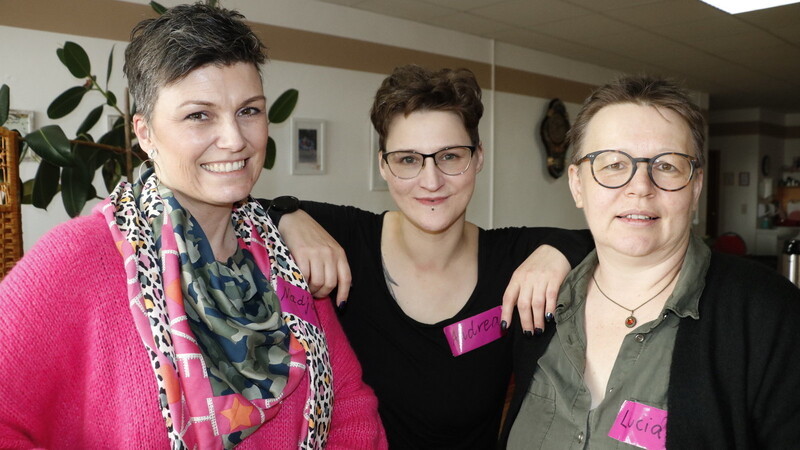 Diese drei Frauen können am eigenen Leib nachempfinden, wie man sich mit Krebs fühlt. Nadja Altmann (v.l.), Andrea Mühlbauer und Lucia Heigl nehmen für sich selbst viel mit aus den Gesprächen mit den Teilnehmerinnen ihrer Selbsthilfegruppe.