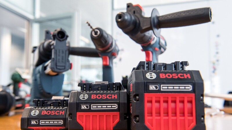 Akkus der Firma Bosch stehen vor Bohrmaschinen. Der Geschäftsbereich Elektrowerkzeuge von Bosch, Bosch Power Tools, stellt am 08. März seine Geschäftszahlen für 2017 vor.