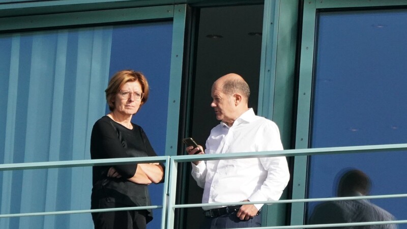 Malu Dreyer und Olaf Scholz auf dem Balkon des Kanzleramts (Archivfoto): Für die SPD brächte ein Ausstieg aus der Koalition nicht nur Vorteile.
