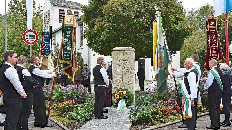 Am Hodschager Gedenkstein vor der Piuskirche wurde der Verstorbenen gedacht.