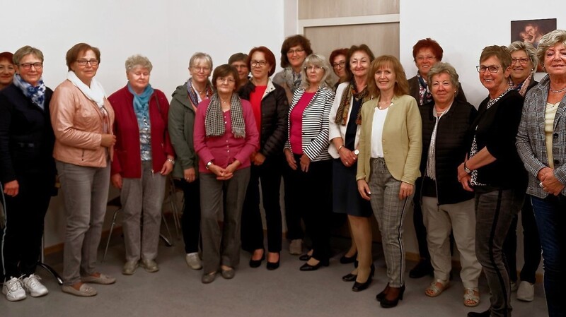 Der von der Frauen-Union Metten organisierte Vortrag mit Ernährungsberaterin Christa Katzdobler (7. v. r.) stieß auf großes Interesse. Auch CSU-Bürgermeisterkandidat Gerald Eckmeier (r.) mischte sich unter die Zuhörer.