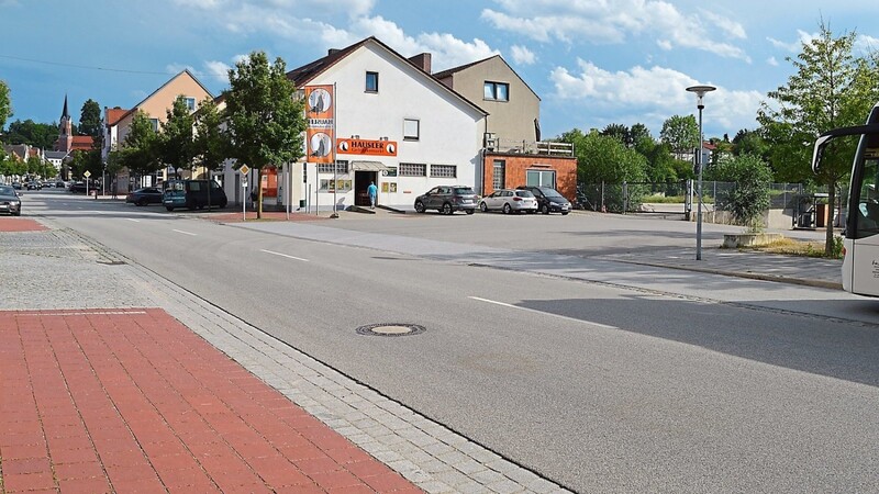 An dieser Stelle der Max-von-Müller-Straße könnte ein vierarmiger Kreisverkehr entstehen. Ein Arm würde dann ins ehemalige Ziegeleigelände führen (vorm Getränkemarkt, rechts auf dem Bild). Ein weiterer in den "kleinen Arm" der Volksbadstraße (links auf dem Bild).