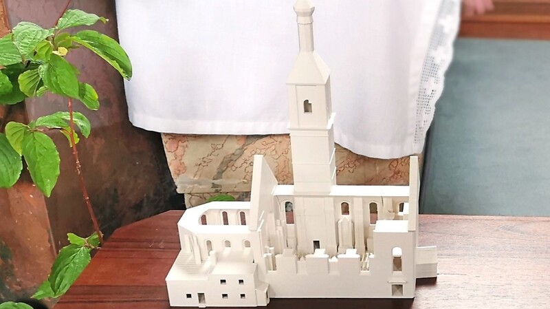 Im 3D-Druck aus Hartkunststoff hergestellt: Die Geiselhöringer Pfarrkirche in Miniaturausgabe, die am Sonntag erstmals präsentiert wird.