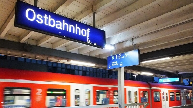 Am Münchner Ostbahnhof ist am Mittwochnachmittag ein zwölf Jahre alter Jugendlicher schwer verletzt worden.