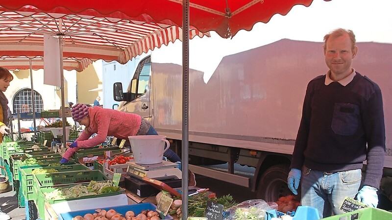 Die große Kartoffel-Nachfrage hat sich gelegt: Stefan Westermeier verkauft am Wochenmarkt Gemüse.