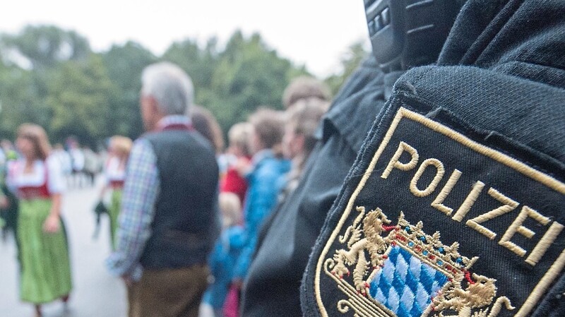 Auf dem Volksfest in Niederaichbach randalierte ein 22-Jähriger. Sein Vater kam, um den Polizisten zu helfen. Doch er rangelte schließlich mit den Polizisten und musste sich deshalb gestern vor dem Landshuter Amtsgericht verantworten.
