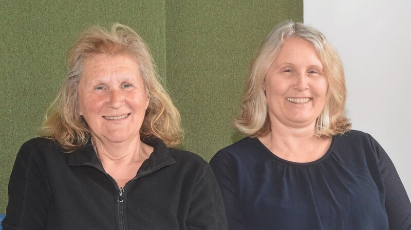Die beiden Seniorenbeauftragten Christine Fricke (links) und Sabine Obermeier bieten einmal im Monat eine Sprechstunde für ältere Bürger.
