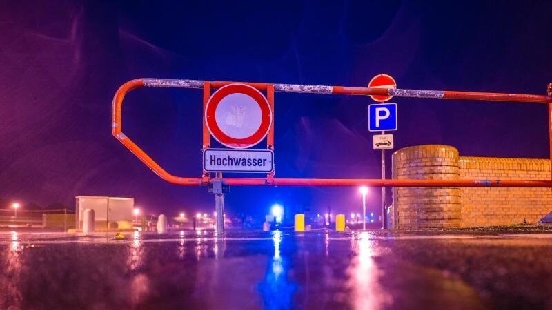 Der Zugang zum Parkplatz am Südstrand in Wilhelmshaven ist wegen des Sturmtiefs "Ignatz" mit Hochwasser-Gefahr für Autos gesperrt.