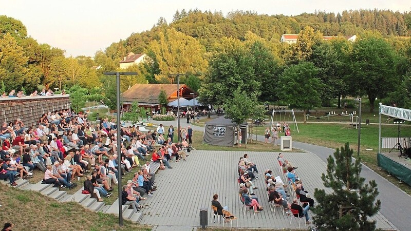 Die Konzerte in der Reihe "Kultur im Theatron" lockten in der Vergangenheit zahlreiche Besucher in den Kurpark.