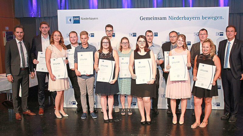 Die Absolventen aus der Region Landshut haben sich in neun verschiedenen Berufsfeldern weitergebildet. Zum erfolgreichen Abschluss gratulierten IHK-Hauptgeschäftsführer Alexander Schreiner (l.) und IHK-Vizepräsident Hans Graf (r.).