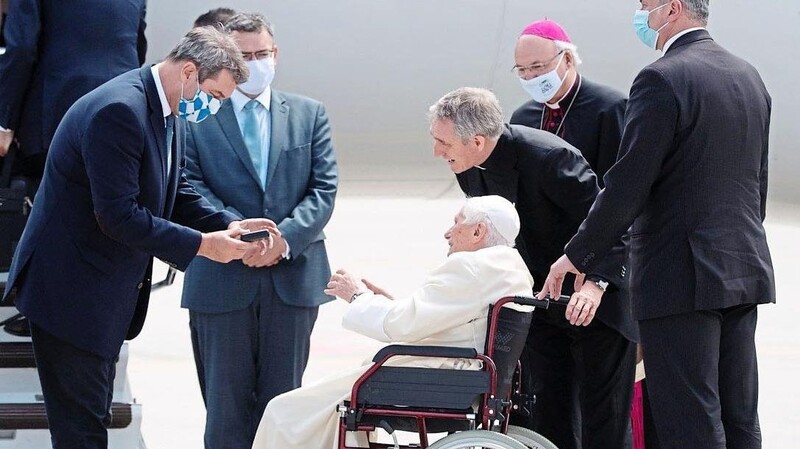 Abschied aus Bayern: Ministerpräsident Markus Söder bekam am Flughafen München von Papst Benedikt XVI. eine Medaille überreicht.