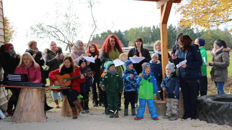 Kindergarten-Team und Waldtrolle erfreuten die Gäste mit einem Liedbeitrag.