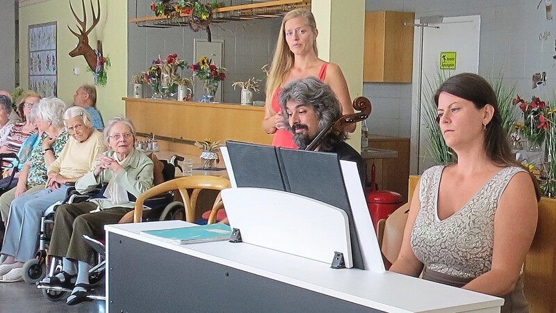 Das "Trio Karageorgiev" aus Tschechien bot im Seniorenzentrum eine musikalische Stunde.