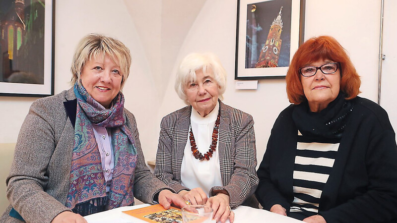 Ingeborg Pongratz, Rosemarie Schwenkert und Brigitte Geyh leiten den FrauenKulturKreis.