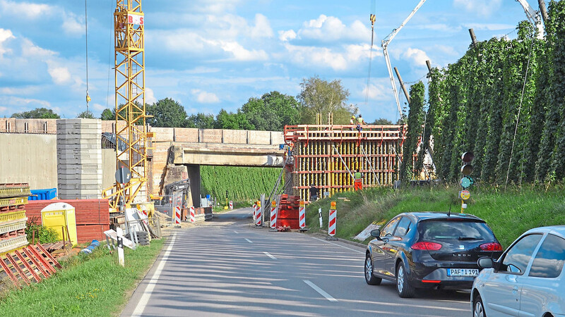Morgen und das Wochenende darauf bleibt die Durchfahrt der alten Autobahnbrücke bei Oberempfenbach gesperrt.