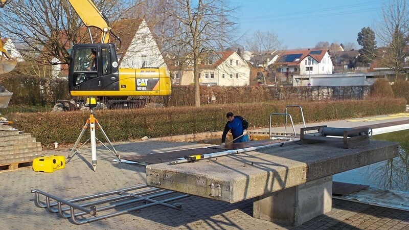 Im Mainburger Freibad wird derzeit die neue Wasserkletterwand gebaut.