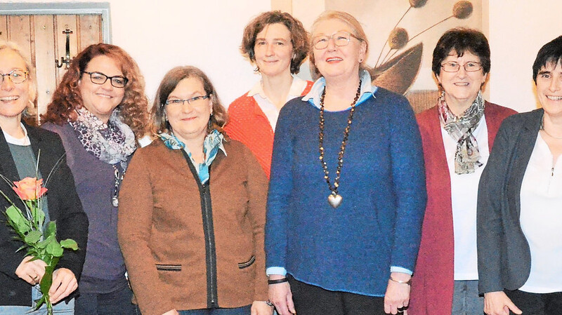 Die neu gewählte Vorstandschaft des Obst- und Gartenbauvereins mit Bürgermeisterin Angelika Ritt-Frank (rechts) und Kreisverbands-Geschäftsführerin Stefanie Fleiner (links).